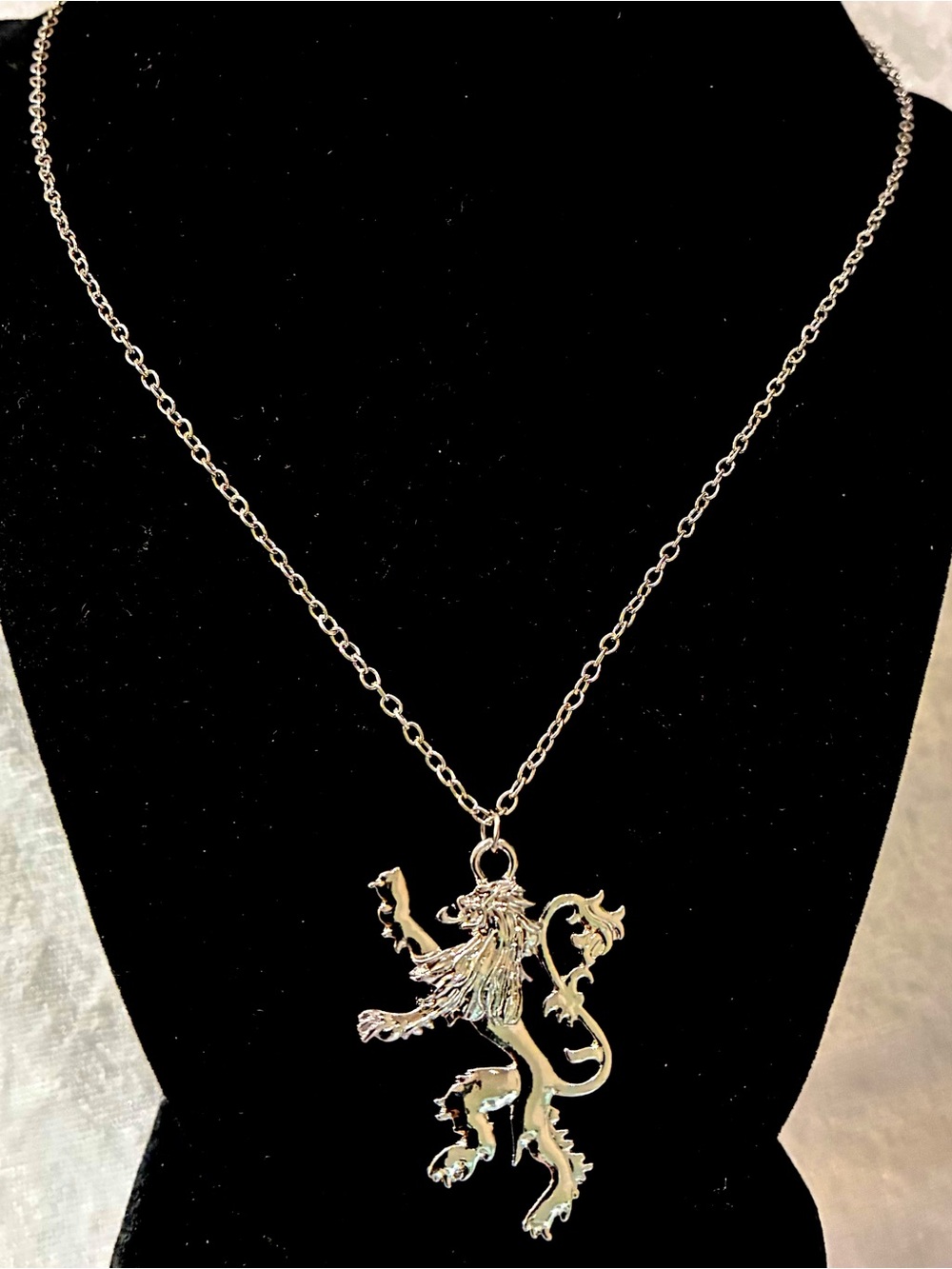 LION RAMPANT NECKLACE - Picture 4 of 7